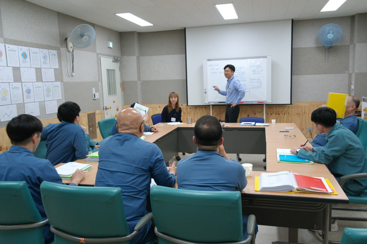 복역 중인 성범죄자에게 심리치료 프로그램이 재범 위험을 낮추는 데 긍정적인 영향을 준다는 연구 결과가 나왔다. 수형자를 대상으로 한 심리치료 프로그램을 실시하는 모습. (기사 내용과 직접적인 관련 없음) [법무부 교정본부 제공]