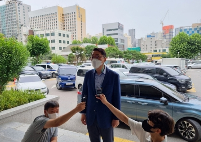 12일 오전 서울 마포구 마포경찰서에 출석한 윤영찬 더불어민주당 의원[연합]