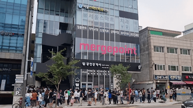 13일 오전 서울 영등포구 머지포인트 본사 앞에 환불을 받기 위한 긴 줄이 늘어섰다. 김빛나 기자