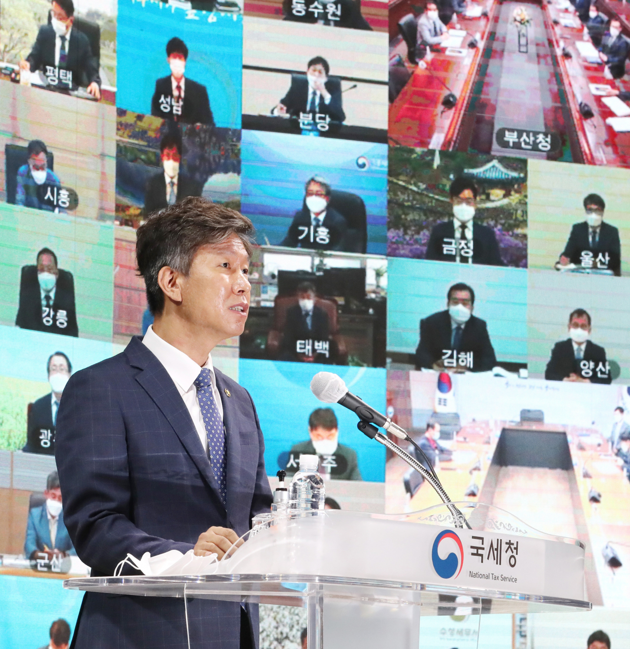 김대지 국세청장이 13일 오전 세종시 나성동 본청에서 영상으로 열린 전국 세무관서장 회의에서 당부의 말을 전하고 있다. [연합]