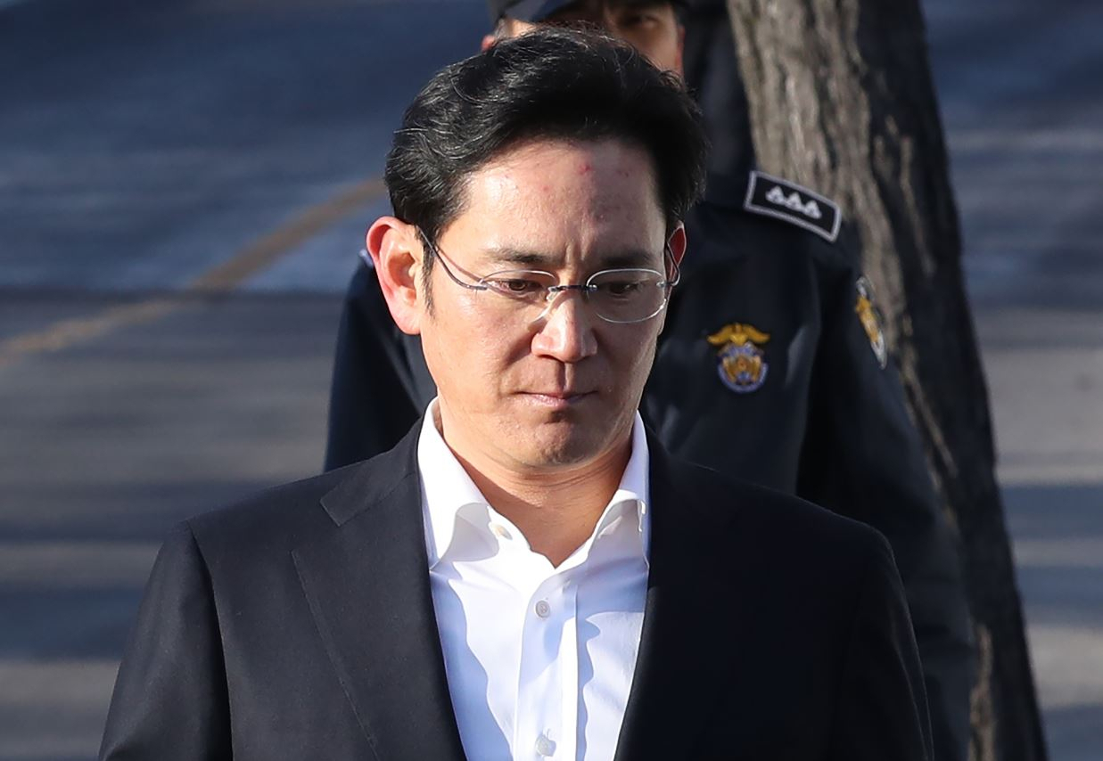이재용 삼성전자 부회장이 지난 2018년 2월 ‘국정농단’ 항소심에서 집행유예를 선고받고 서울구치소에서 풀려나고 있다. [연합뉴스]