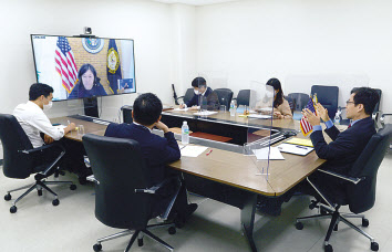 여한구(오른쪽 첫번째) 산업통상자원부 통상교섭본부장이 13일 정부세종청사에서 ‘글로벌 통상의 급격한 패러다임 전환기 속에서 한미간 공동 대응방안’ 협의를 위해 캐서린 타이 미국 무역대표부(USTR) 대표와 화상면담을 하고 있다. [산업통상자원부 제공]