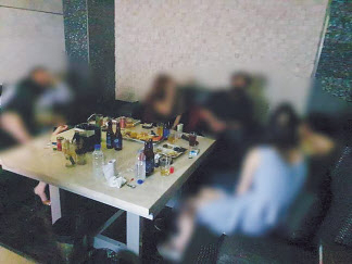 사회적 거리두기 수칙을 어긴 채 밤늦게까지 영업하던 충남 천안의 한 유흥업소가 경찰과 행정기관 합동단속에 적발됐다. [연합]