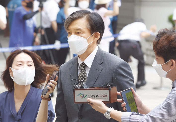 조국 전 법무부 장관이 13일 서초동 서울중앙지법에서 열리는 ‘자녀 입시비리’관련 재판에 출석하고 있다. [연합]
