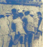 1928년 5월 14일 조명하 의사가 구니노미야 구니요시 육군 대장에게 단도를 던진 직후 체포되는 모습. 흰색 화살표 표시가 된 인물이 조 의사. [연합]