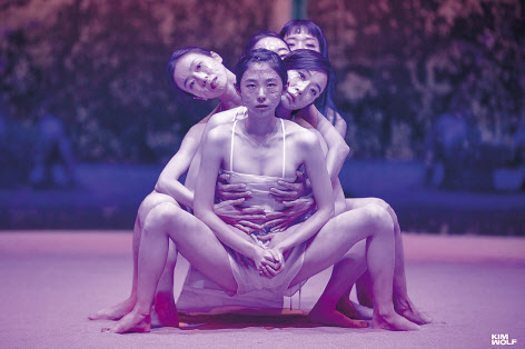 무용가 차진엽이 문화비축기지에서 선보인 ‘미인: MIIN - 바디 투 바디’ [KIMWOLF 제공]
