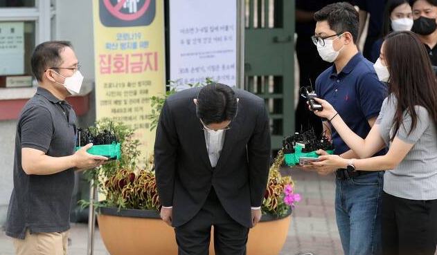 박근혜 정부의 '국정농단' 사건으로 실형을 확정받고 복역해온 이재용 삼성전자 부회장이 광복절을 앞두고 13일 오전 경기도 의왕시 서울구치소에서 가석방되어 나와 인사하고 있다.[연합]