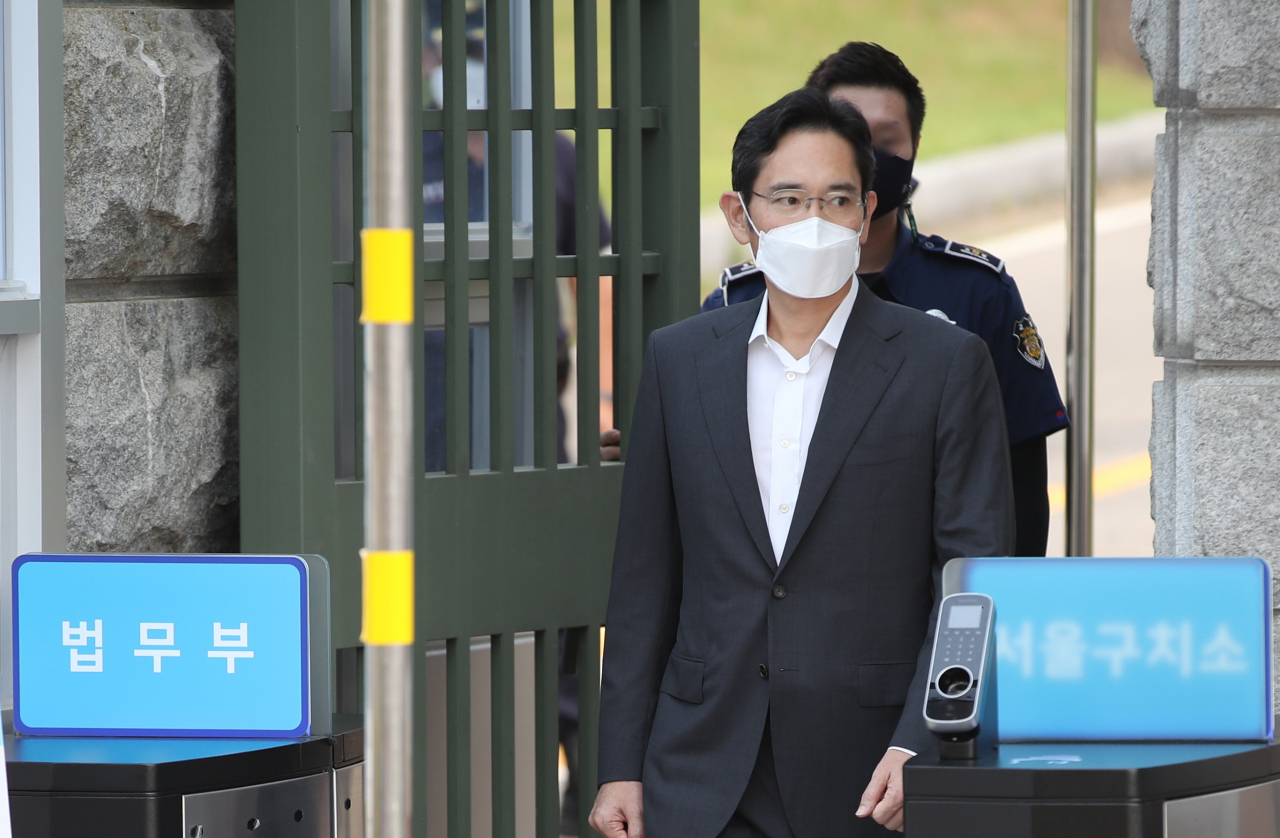 이재용 삼성전자 부회장이 13일 오전 서울구치소에서 출소하고 있다. [연합]