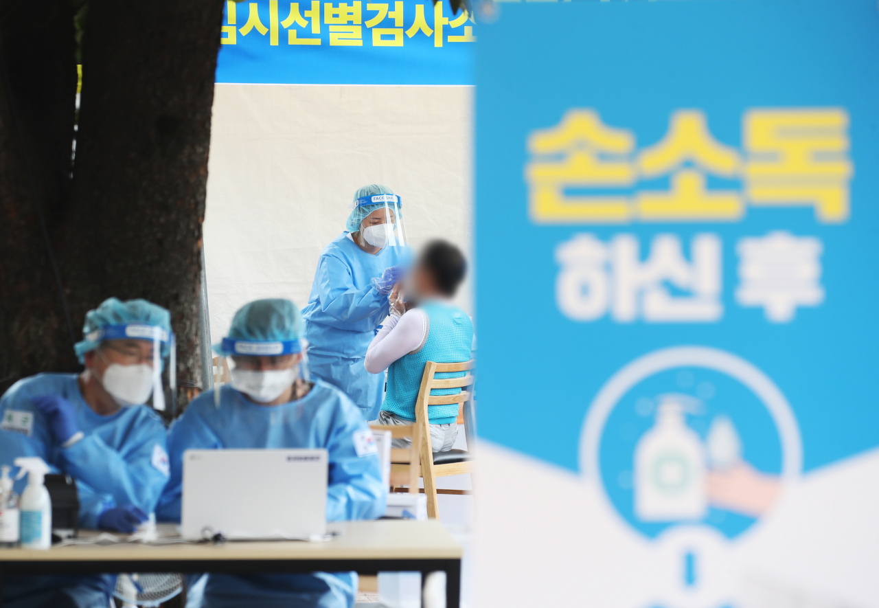 일각에서 제기되고 있는 위중증 환자 관리 중심의 코로나19 방역체계 전환과 관련 정부는 ‘전국민 70%’이상이 1차 백신접종을 완료한 시점에서 검토할 수 있다는 입장을 밝혔다. 13일 오후 경기도 용인시 영동고속도로 용인휴게소 인천방향에 설치된 임시선별검사소에서 시민들이 코로나19 검사를 받고 있다. [연합]