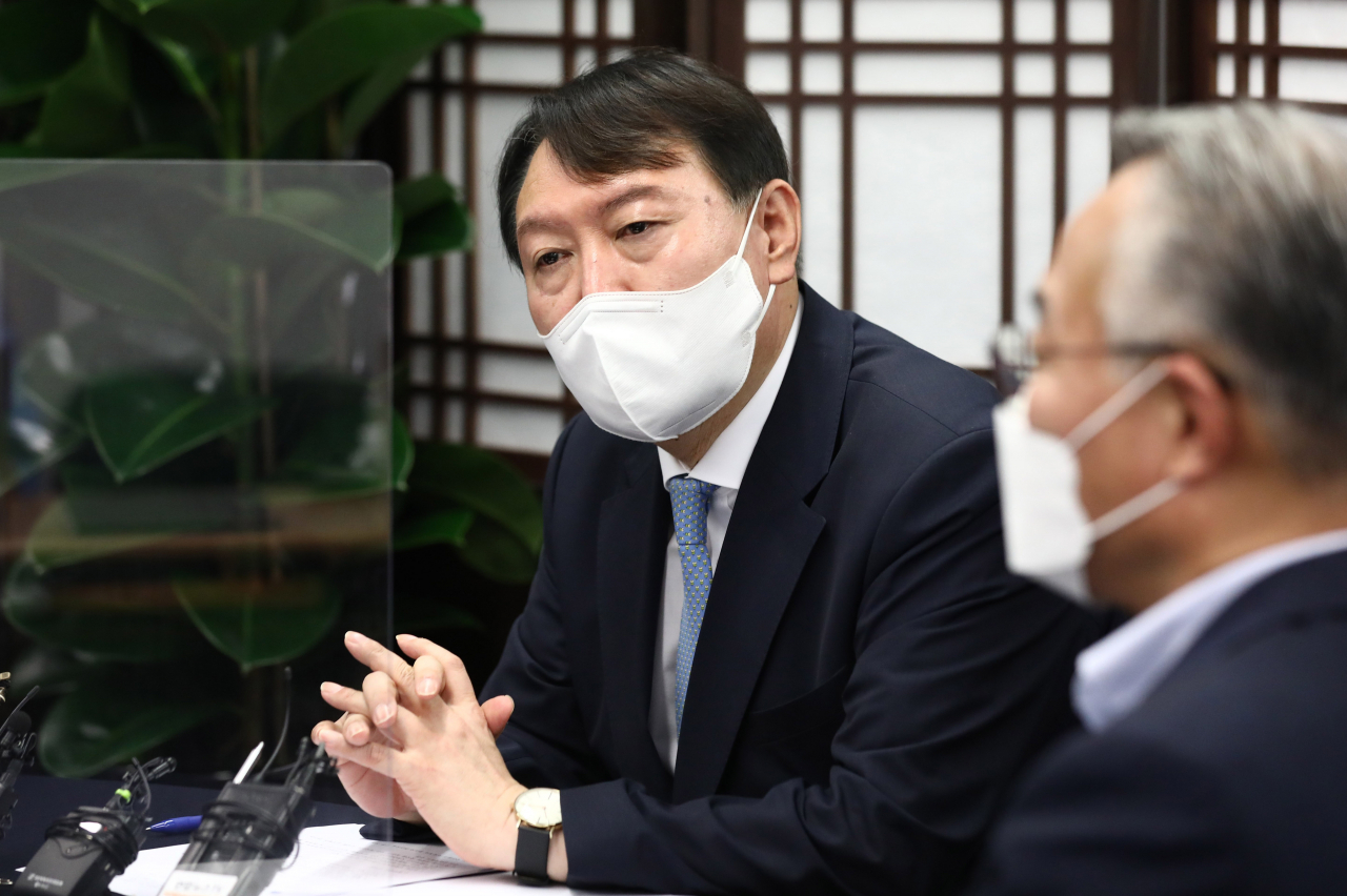 국민의힘 대권주자인 윤석열 전 검찰총장이 12일 서울 종로구 국민캠프에서 열린 코로나19 대책 마련을 위한 전문가 간담회에서 인사말을 하고 있다. [연합]
