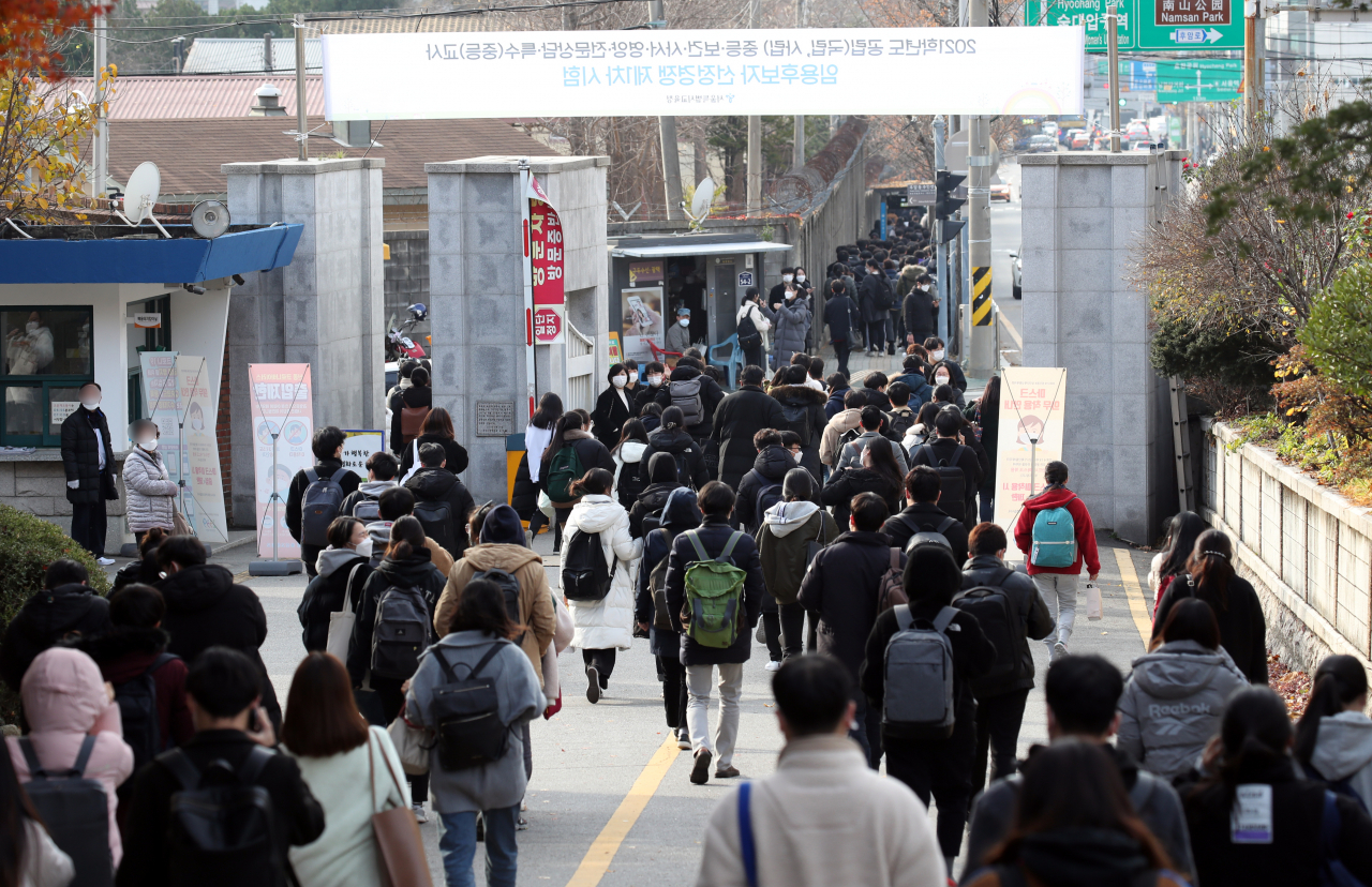 지난해 11월 서울 용산구 용산고에서 치러진 2021학년도 서울시 공립(국립·사립) 중등교사, 보건·사서·영양·전문상담·특수(중등) 교사 임용후보자 선정경쟁 1차 시험을 마친 수험생들이 고사장을 나서고 있다. [헤럴드경제DB]