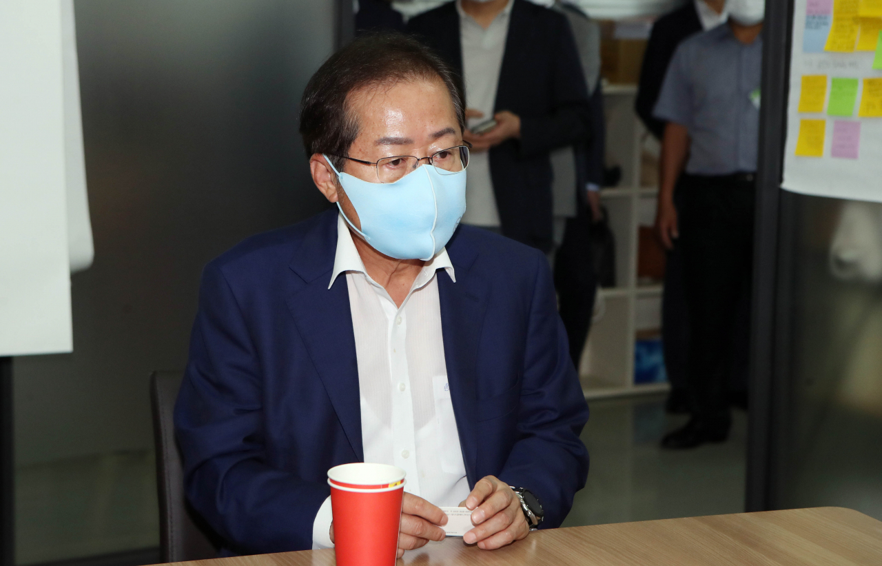 국민의힘 대권주자인 홍준표 의원이 6일 오후 대구경북디자인센터에서 열린 청년4.0포럼에서 특강을 하기에 앞서 포럼관계자들과 얘기를 나누고 있다. [연합]