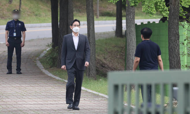 광복절을 앞두고 가석방된 이재용 삼성전자 부회장이 13일 오전 서울구치소에서 걸어나오고 있다. [연합]