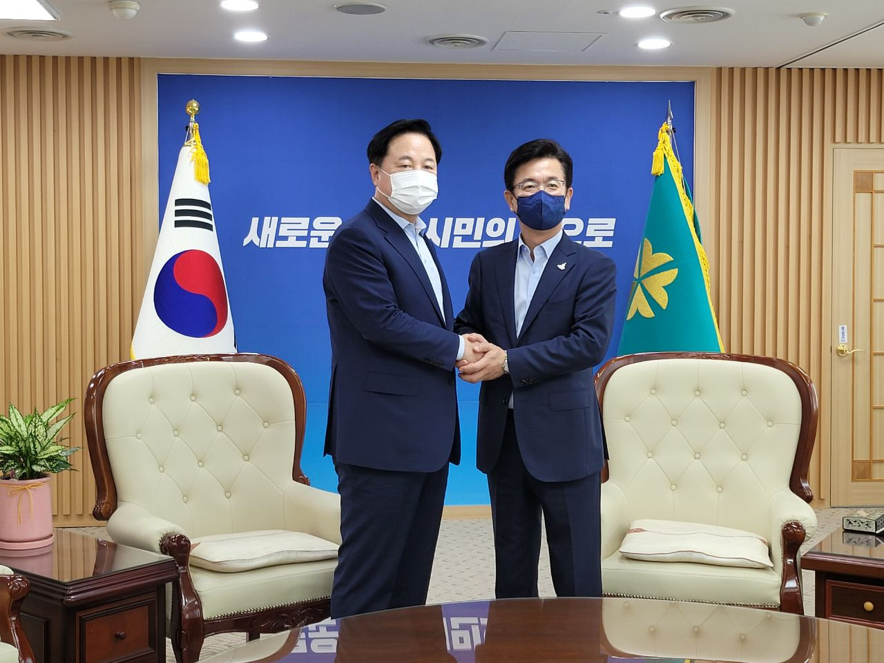 김두관 더불어민주당 대선 경선후보가 13일 허태정 대전시장을 만나 악수하고 있다. [캠프 제공]