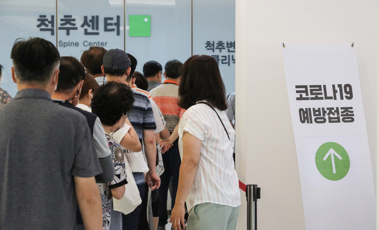 12일 오후 서울 강서구 서울부민병원에서 접종 대상자들이 차례를 기다리고 있다. [연합]