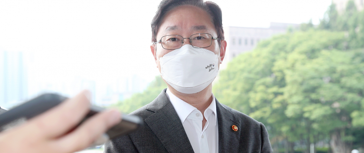 박범계 법무부 장관이 지난 12일 오전 과천 법무부 청사로 출근하며 취재진 질문에 답변하고 있다. [연합]