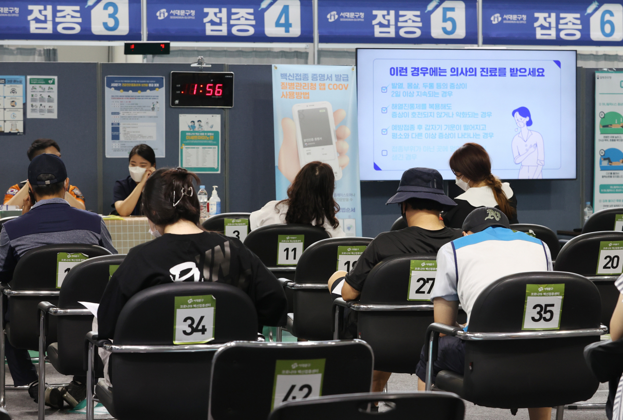 13일 오후 서울 서대문구 북아현문화체육센터에 마련된 예방접종센터에서 시민들이 이상반응을 살피기 위해 대기하고 있다. 중앙방역대책본부는 이날 0시 기준 신규 확진자가 1990명 늘어 누적 22만182명이라고 밝혔다. [연합]