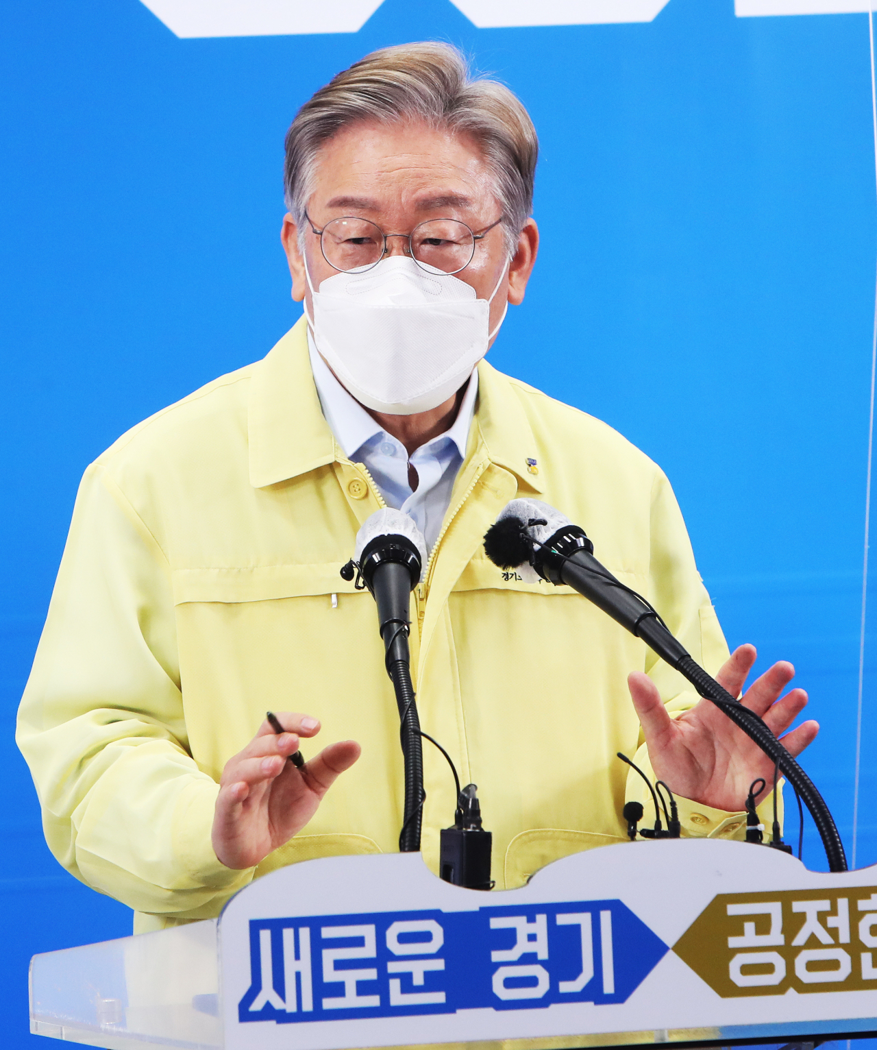 이재명 경기도지사가 13일 오전 경기도 수원시 경기도청에서 '전 도민 제3차 재난기본소득 지급안'을 발표하고 있다. [연합]