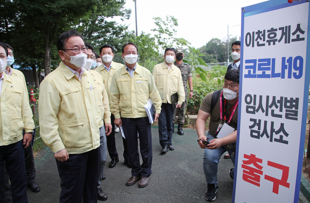 김부겸 국무총리가 13일 경기도 중부고속도로 이천휴게소에 설치된 임시선별검사소를 방문해 현장을 점검하고 있다.[연합]