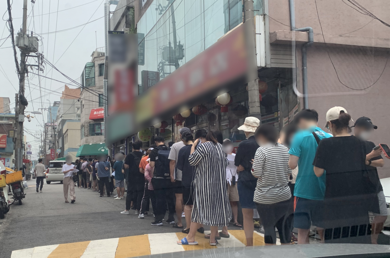 13일 오전 머지포인트 본사 앞에 포인트 환불을 원하는 소비자들이 줄을 서 기다리고 있다. [독자 제공]