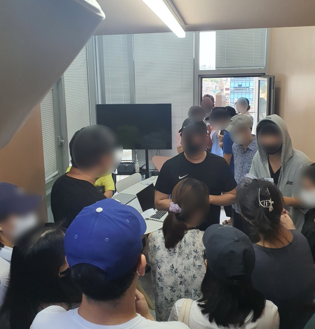 머지포인트 본사 내부에 포인트 환불을 요구하는 소비자들이 대기하고 있다. [사진=독자 제공]