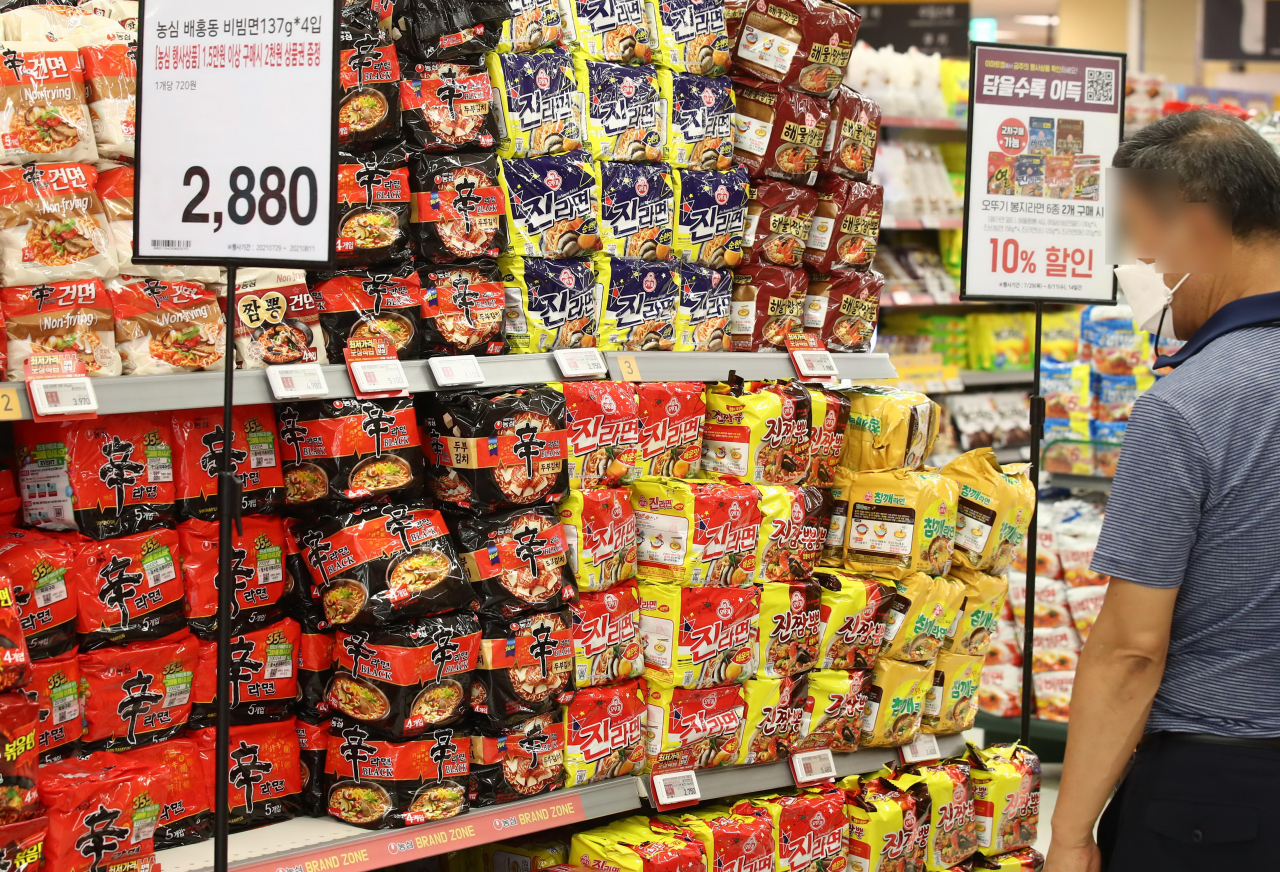 마트에 전시된 라면 제품. [연합]