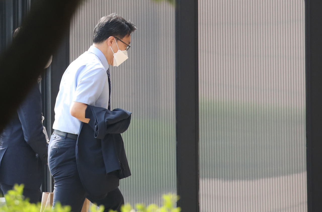 김진욱 고위공직자범죄수사처장이 12일 오전 정부과천청사로 출근하고 있다. [연합]