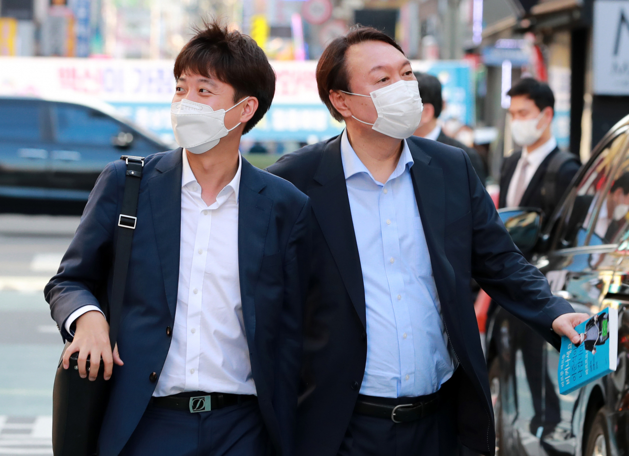 [사진=국회사진기자단] [헤럴드경제=이상섭 기자] 이준석 국민의힘 대표와 윤석열 전 검찰총장이 지난달 25일 오후 서울 광진구 건대맛의거리에서 '치맥회동'을 하기 위해 음식점으로 향하고 있다.
