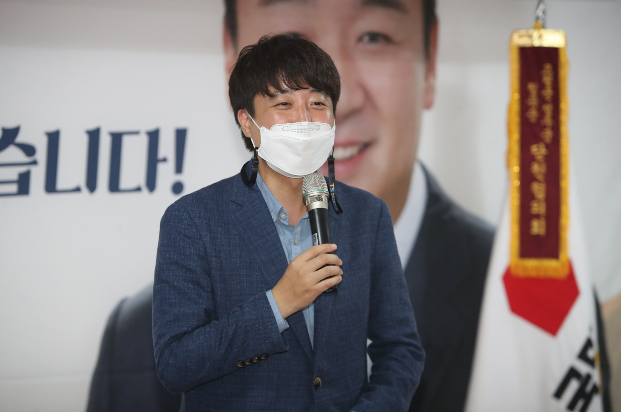 이준석 국민의힘 대표가 11일 칠곡군 왜관읍 정희용 의원 사무실에서 열린 고령·성주·칠곡군 당원간담회에서 인사말을 하고 있다.[연합]