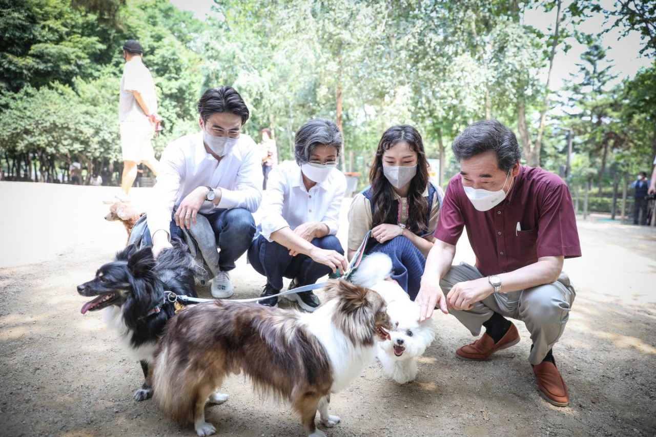 이낙연 후보가 지난 7월19일 페이스북에 〈‘동물은 물건이 아니다’는 민법 개정안, 환영합니다〉 글과 함께 업로드한 사진. 이 후보가 반려견을 쓰다듬고 있다. [사진=이낙연 후보 페이스북]