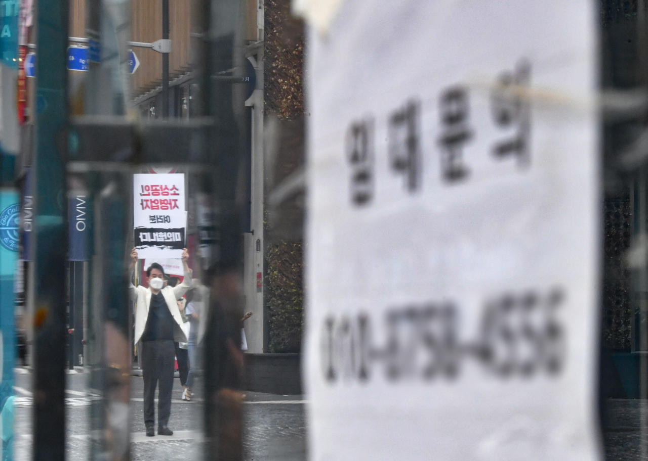 국민의힘 대선 예비후보인 원희룡 전 제주도지사가 8일 오전 서울 중구 명동에서 신종 코로나바이러스 감염증(코로나19)으로 피해를 입은 소상공인·자영업자 손실보상 지원확대를 요구하는 1인 시위를 하고 있다. 연합뉴스