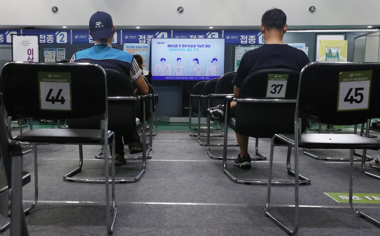 13일 오후 서울 서대문구 북아현문화체육센터에 마련된 예방접종센터에서 시민들이 이상반응을 살피기 위해 대기하고 있다. [연합]