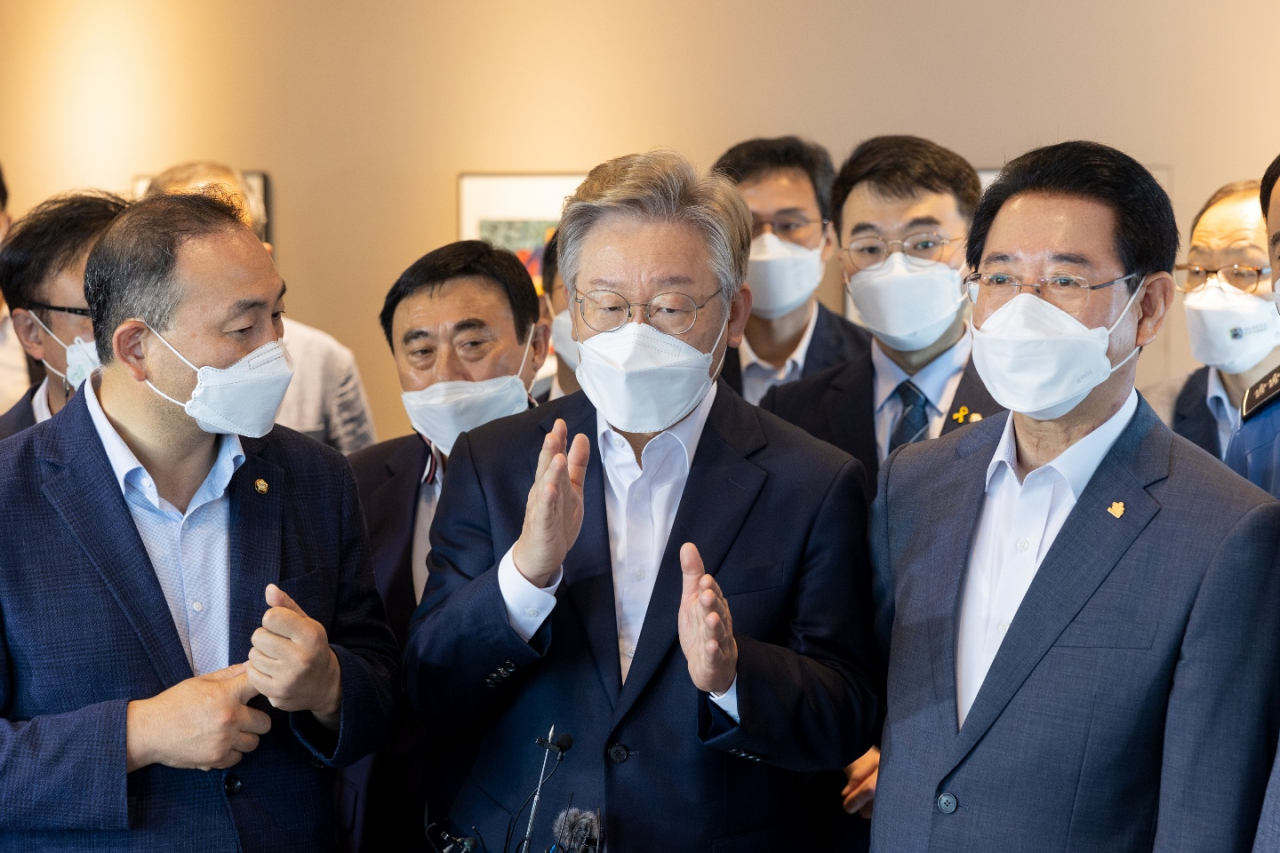 더불어민주당 대선 경선 예비후보인 이재명 경기도지사가 14일 오전 전남 목포신항만을 방문, 취재진의 질문에 답하고 있다. [연합]