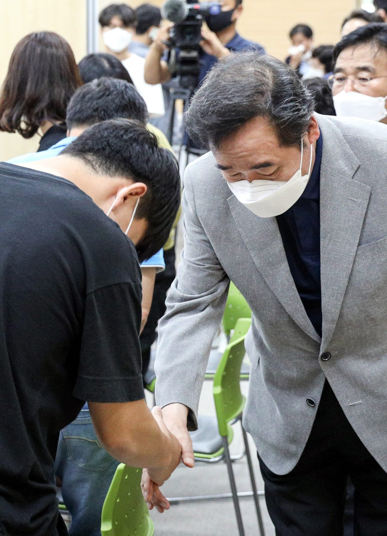 더불어민주당 이낙연 전 대표가 14일 오후 광주 건물 붕괴 참사 유가족과 만나고 있다. [이낙연 캠프 제공]