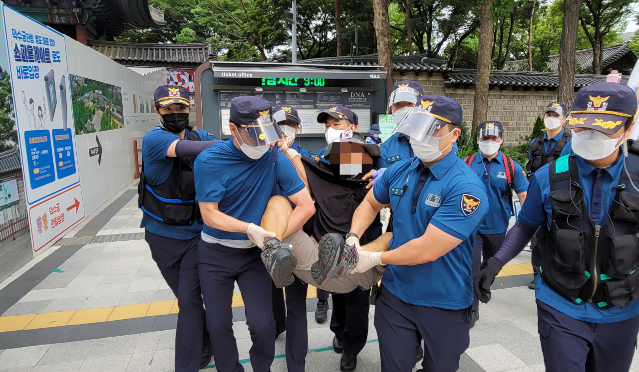 광복절 연휴 첫날인 14일 오전 예고대로 서울 도심에서 보수단체의 '1인 걷기운동 행사'가 시작됐지만, 경찰의 원천 봉쇄에 가로막혔다. 국민혁명당 관계자는 "경찰이 서울역 인근부터 안전펜스와 검문소 등으로 차단해 광화문 진입을 못 했다"고 말했다. 경찰은 '1인 걷기 운동'은 불법집회에 해당하는 '변형된 1인 시위'에 가깝다며 엄정 대응하겠다고 경고한 상태다[연합]