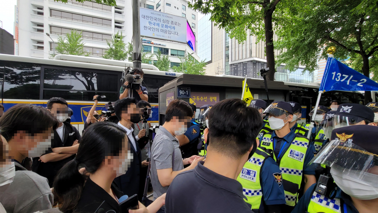 광복절 연휴 첫날인 14일 오전 예고대로 서울 도심에서 보수단체의 '1인 걷기운동 행사'가 시작됐지만, 경찰의 원천 봉쇄에 가로막혔다. [연합]