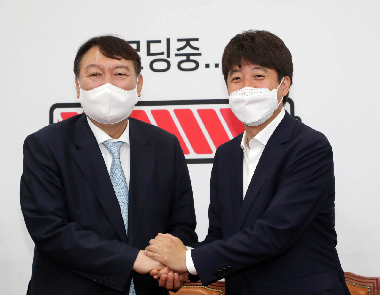 [헤럴드경제=이상섭 기자] 2일 오전 서울 여의도 국회에서 이준석 국민의힘 대표가 입당한 윤석열 예비후보를 접견하는 자리에서 인사를 하고 있다.