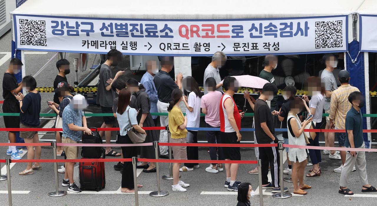 13일 오전 서울 강남구 보건소 선별진료소에서 시민들이 검사를 기다리고 있다. [연합]