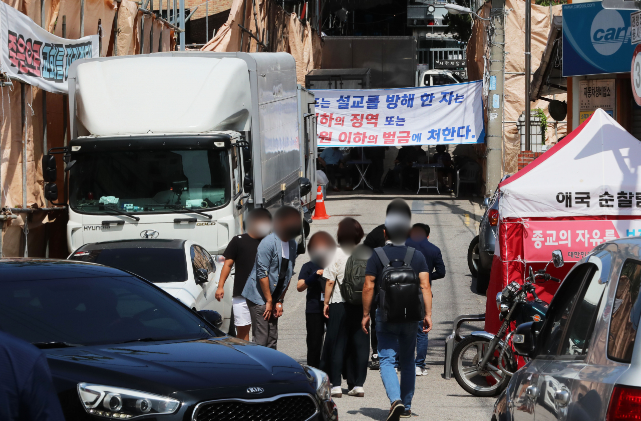 15일 오전 서울 성북구 사랑제일교회 신도들이 대면예배에 참석하고 있다. 전광훈 사랑제일교회 담임목사가 이끄는 국민혁명당은 광복절 연휴 기간 동화면세점·서울시청·서울역 등 도심 일대에서 '문재인 탄핵 8·15 1000만 1인 걷기 운동'을 진행할 예정이다. [연합]