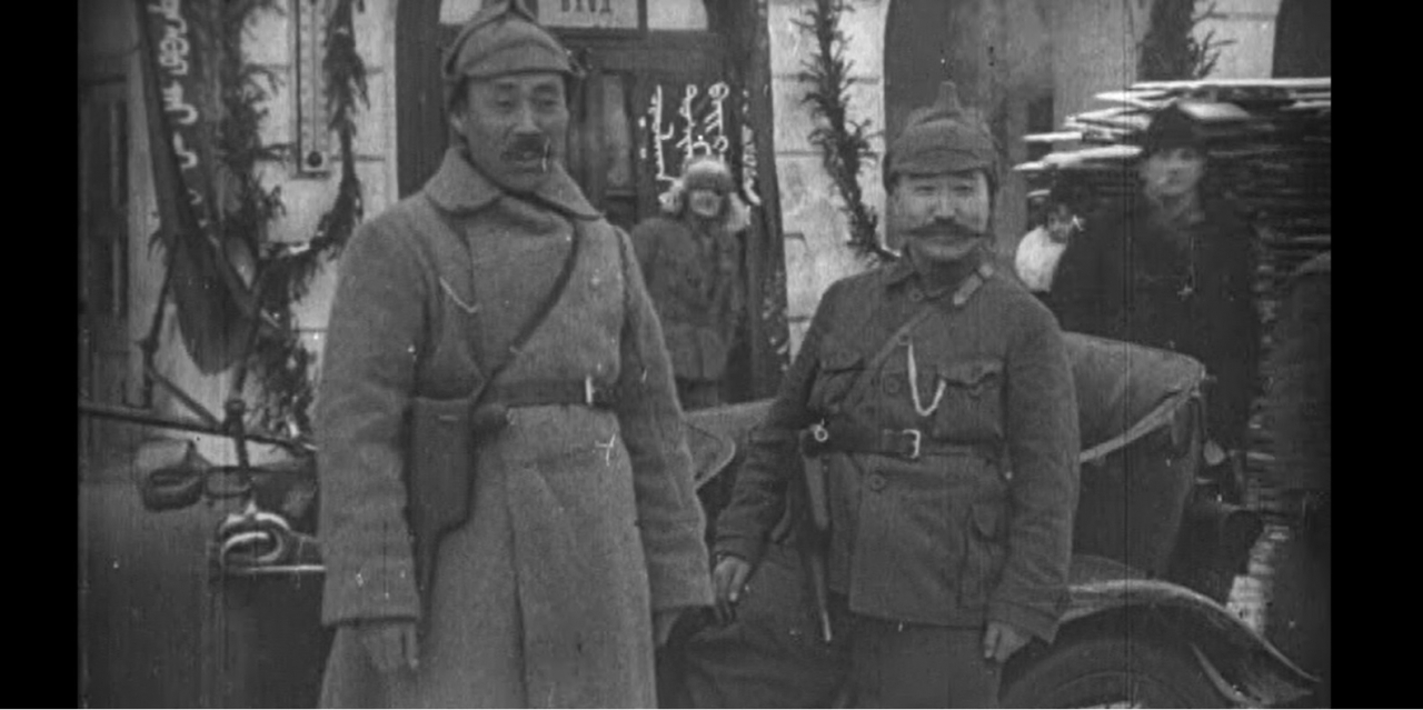 1922년 1월 모스크바 원동민족대표대회에 참석한 홍범도와 최진동.