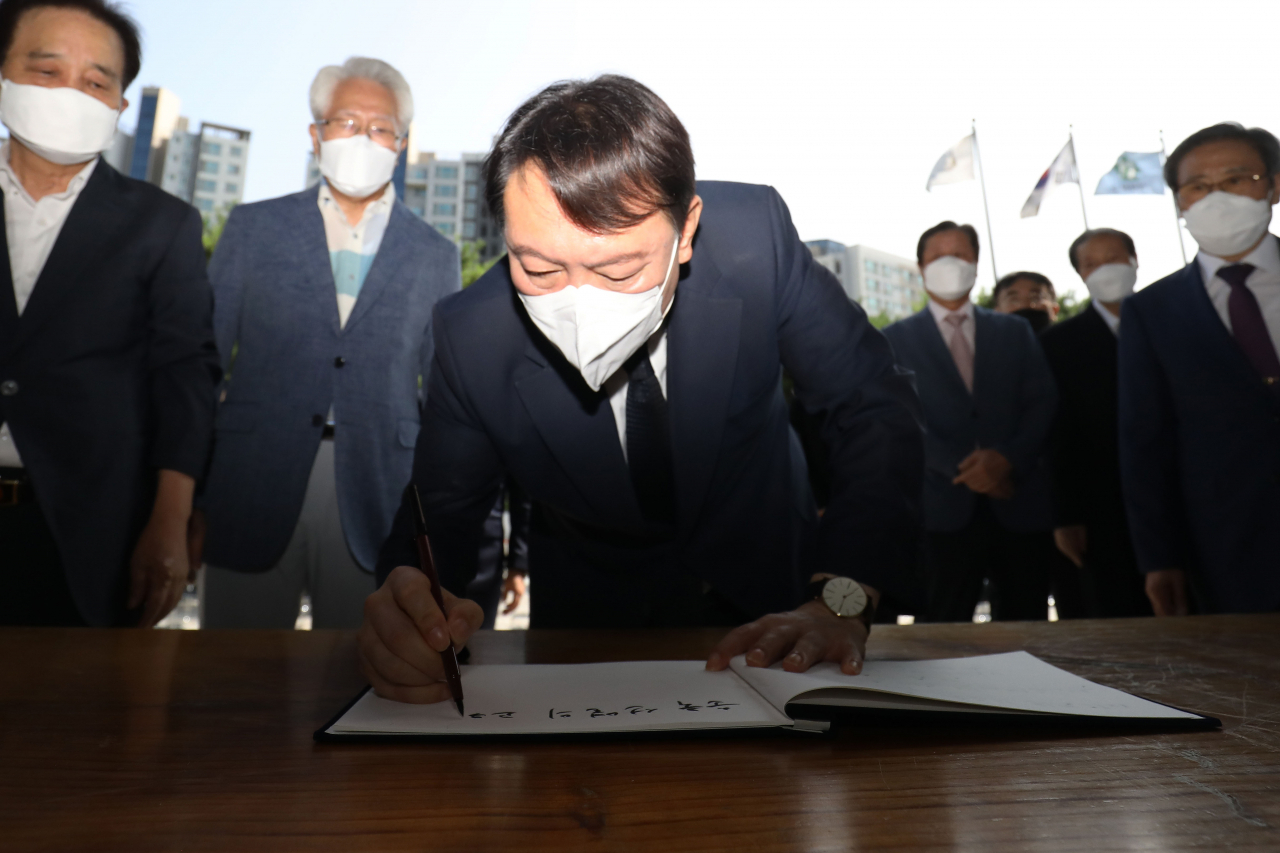 국민의힘 윤석열 대선 예비후보가 15일 오전 서울 서대문구 서대문독립공원 내 독립관을 찾아 방명록을 작성했다. 윤 대선 예비후보는 방명록에 "순국선열의 고귀한 희생으로 되찾은 국권 위에 세워진 자랑스런 대한민국의 정신을 꿋꿋하게 지키겠습니다"라고 남겼다. [연합]