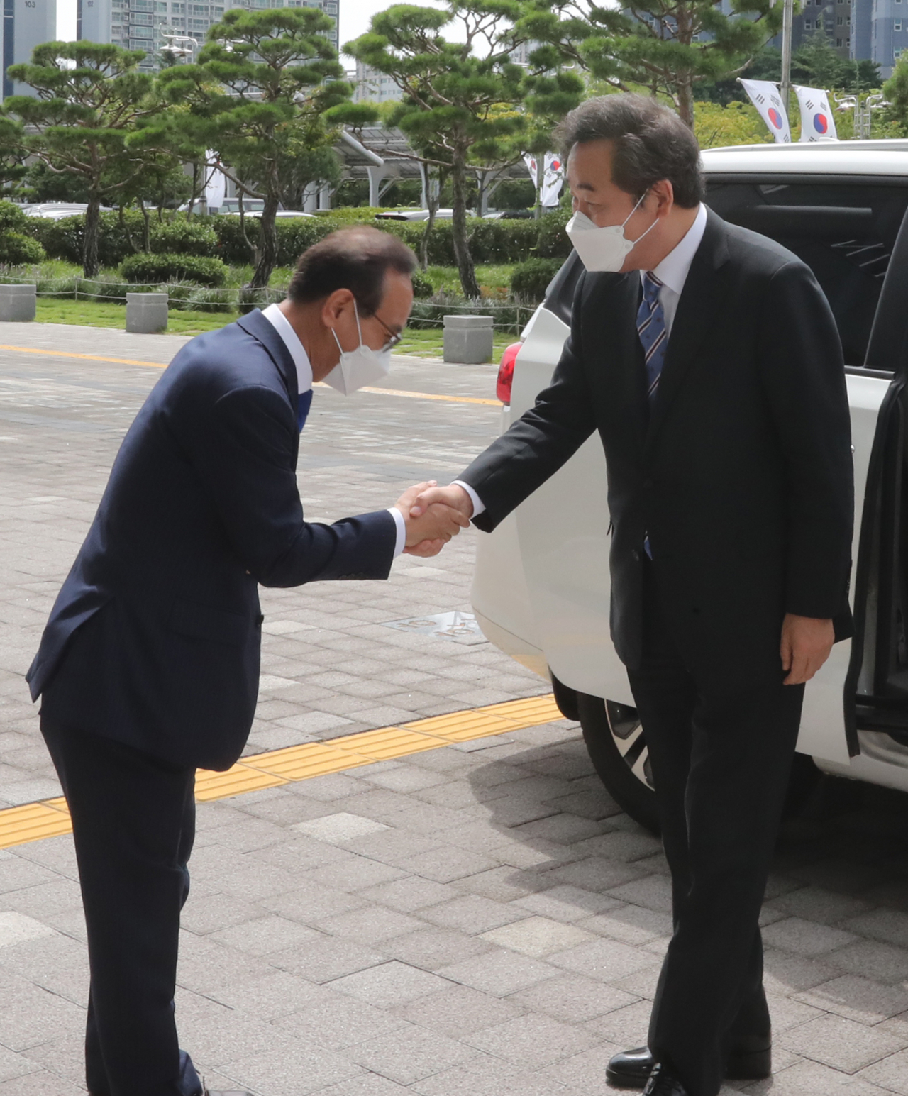 더불어민주당 대권주자인 이낙연 후보가 15일 전북도의회에서 기자회견을 하기에 앞서 지지자와 악수하고 있다. [연합]