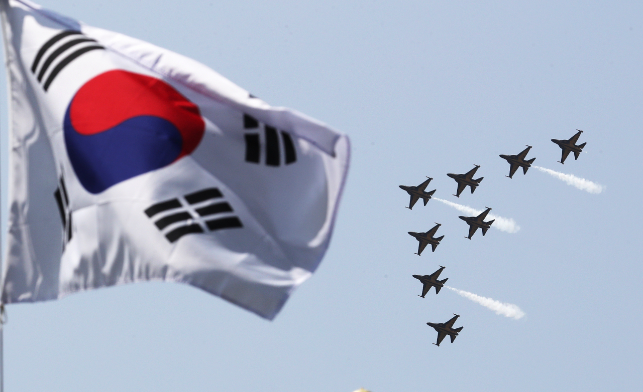 제76주년 광복절인 15일 오전 충남 천안시 독립기념관 상공에서 공군 특수 비행팀 '블랙이글스'가 멋진 비행을 하고 있다. [연합]