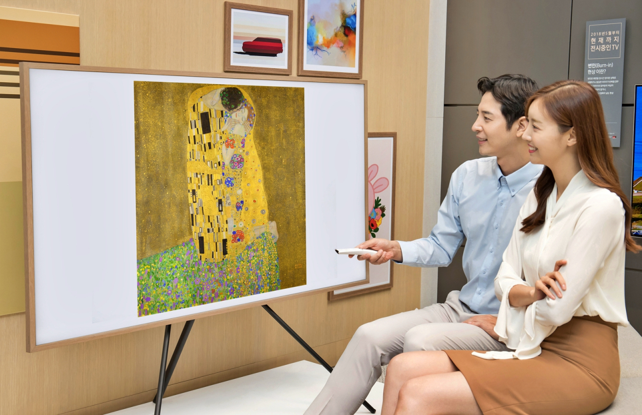 삼성전자 모델이 삼성디지털프라자 강남본점에서 라이프스타일 TV '더 프레임' 75형 제품을 통해 오스트리아 벨베데레 미술관 대표작인 구스타프 클림트의 '키스(The Kiss)'를 소개하고 있다. [삼성전자 제공]