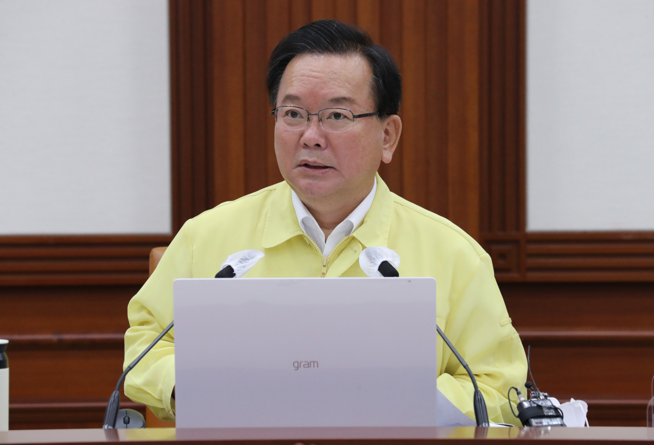 김부겸 국무총리가 광복절인 15일 오후 정부서울청사에서 열린 코로나19 대응 중앙재난안전대책본부 회의를 주재하고 있다. [연합]