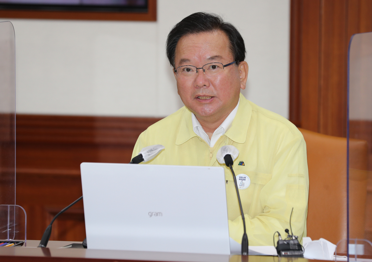 김부겸 국무총리가 광복절인 15일 오후 정부서울청사에서 열린 코로나19 대응 중앙재난안전대책본부 회의를 주재하고 있다. [연합]