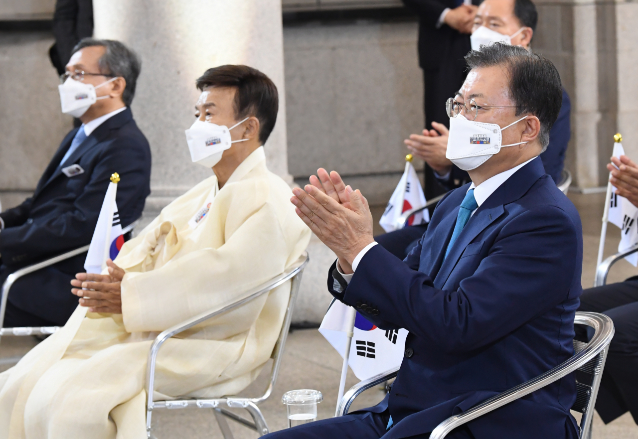 문재인 대통령이 15일 서울 중구 문화역서울284에서 열린 제76주년 광복절 경축식에서 사전녹화 된 김원웅 광복회장의 기념사를 본 후 박수를 치고있다. [연합]