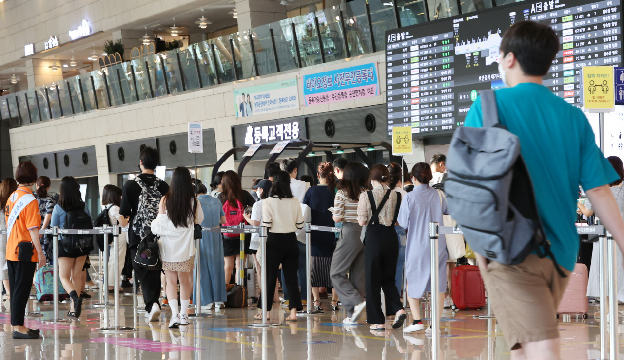 광복절인 15일 오전 김포공항 국내선 청사를 이용하는 여행객들이 출국 전 보안검색을 위해 줄 서 있다. 이날 코로나19 신규 확진자 수는 1800명대 초반을 나타냈다. 중앙방역대책본부(방대본)는 0시 기준 신규 확진자가 1817명 늘어 누적 22만3928명이라고 밝혔다. [연합]