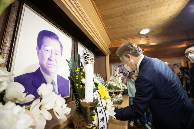 이재명 경지도 지사가 14일 김대중 전 대통령의 생가를 방문해 헌화하고 있다.