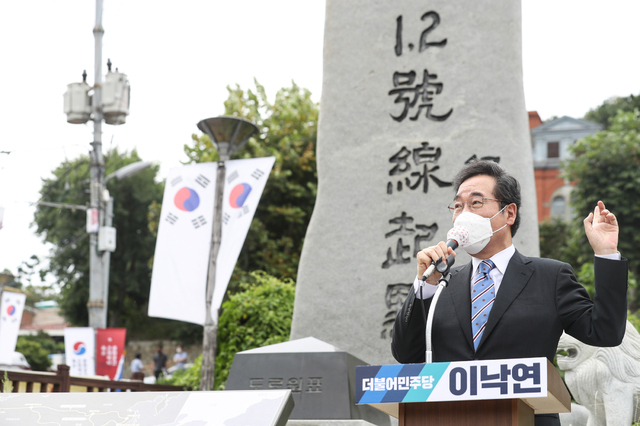이낙연 전 대표가 13일 목포를 방문해 인사말을 하고 있다.